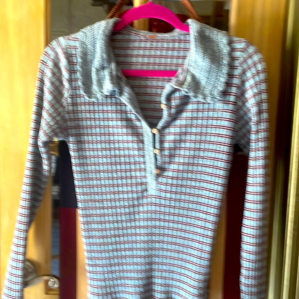 Free People knit top size medium dainty yet sexy thin reddish stripe 4 contrast